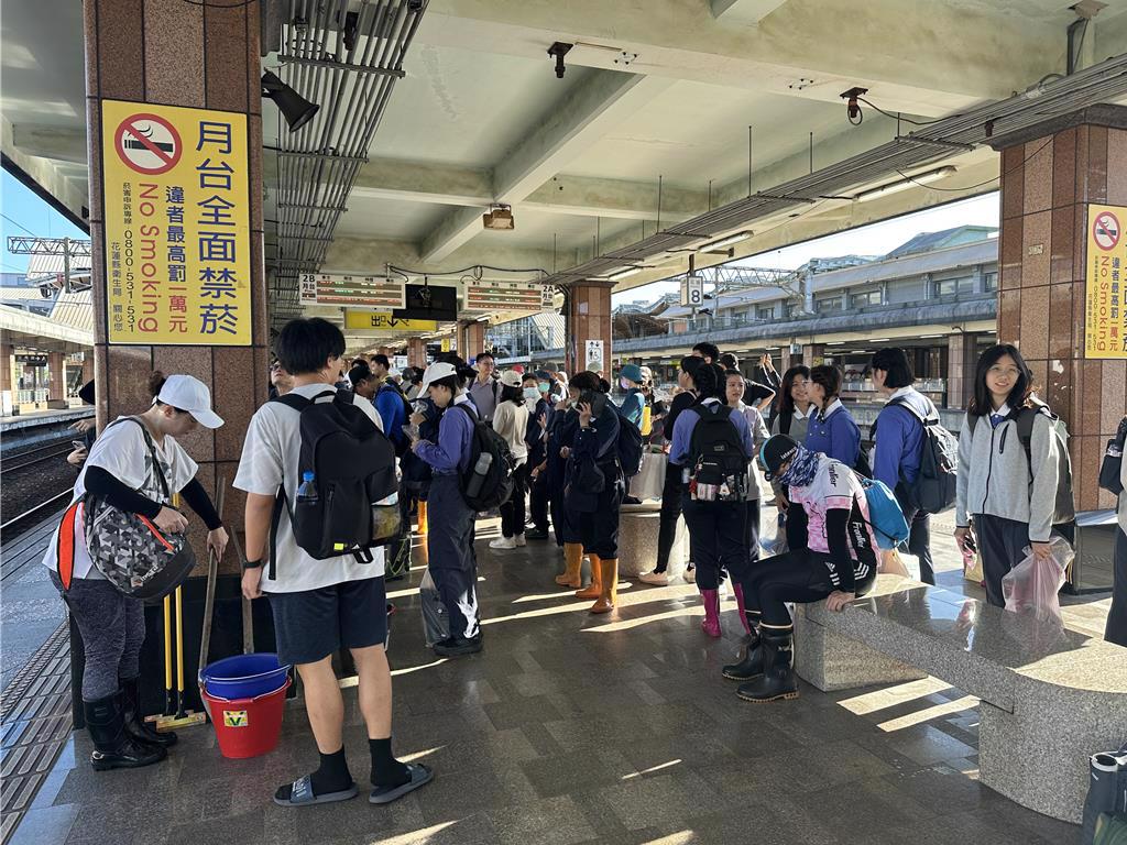 今天是台灣教師節連假首日，花蓮車站湧入大批穿著雨鞋要去光復協助災民的民眾。中時新聞網