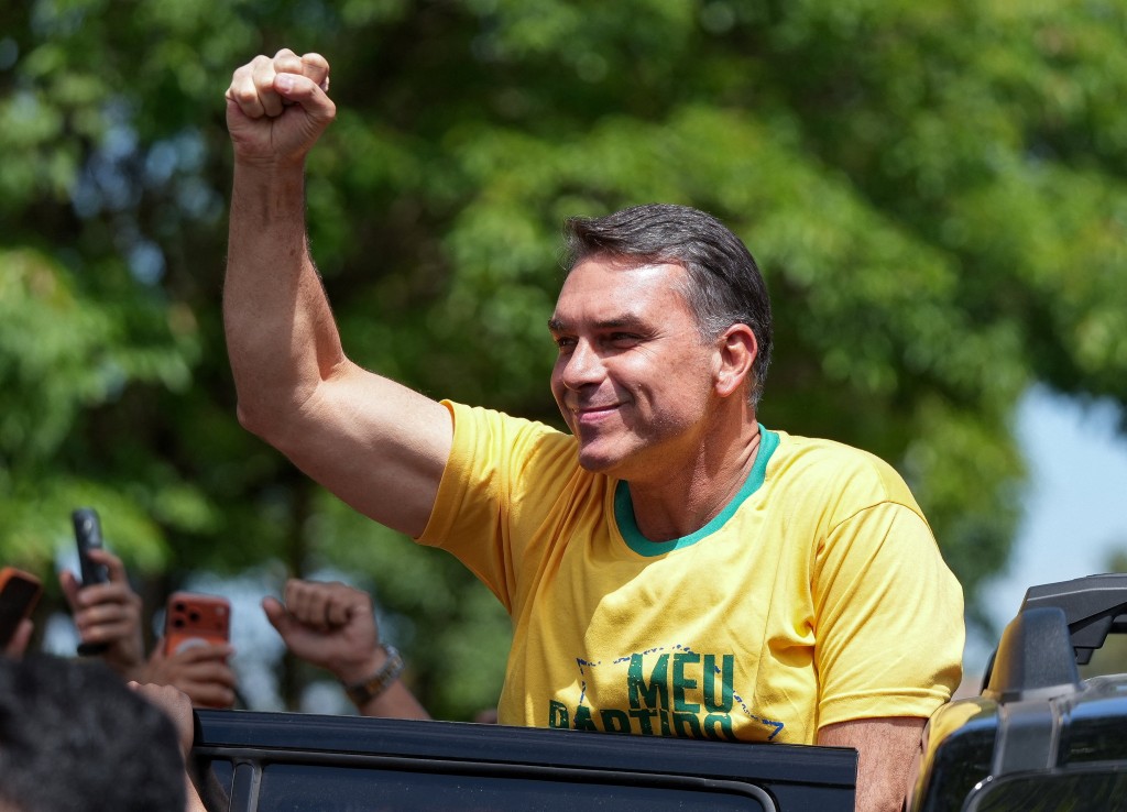前总统博尔索纳罗（Jair Bolsonaro）的长子、参议员弗拉维奥・博尔索纳罗（Flavio Bolsonaro）支持度落后卢拉。路透社