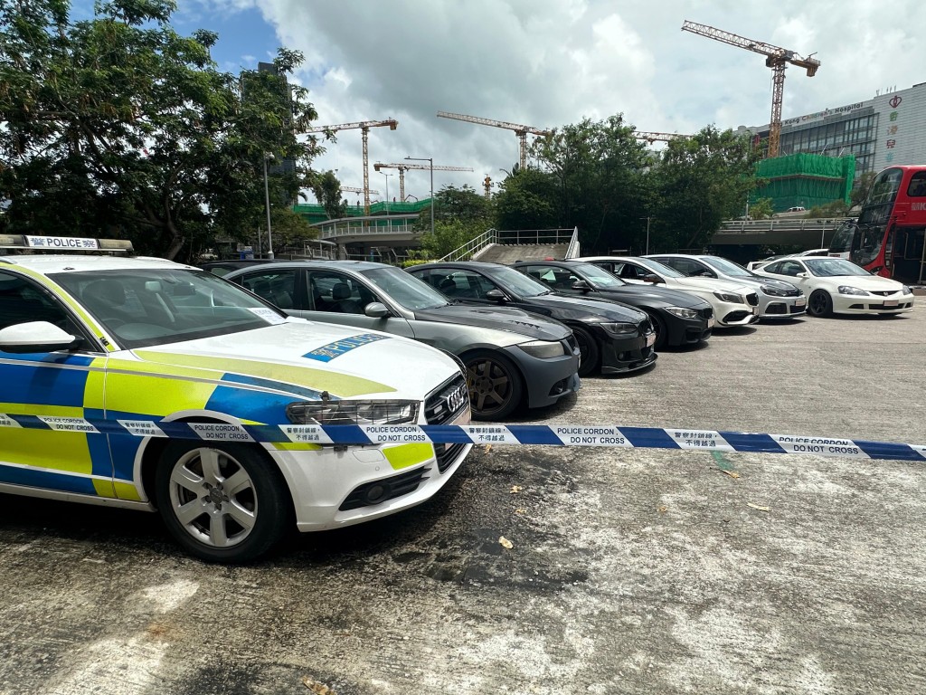 警方扣查涉案的8輛私家車,包括一輛退役警車。 警方扣查涉案的8輛私家車,包括一輛退役警車。