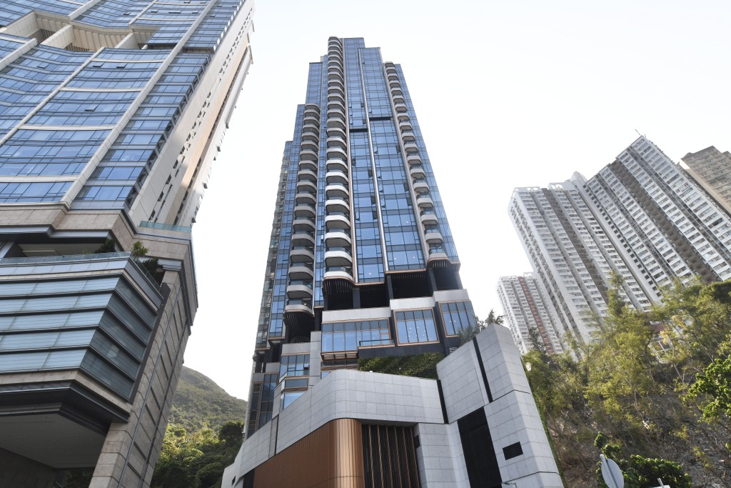 璟南位於港島南鴨脷洲海旁道18號,屬區內新晉豪宅,全盤僅限量提供38席純4房全海景大宅。 璟南位於港島南鴨脷洲海旁道18號,屬區內新晉豪宅,全盤僅限量提供38席純4房全海景大宅。