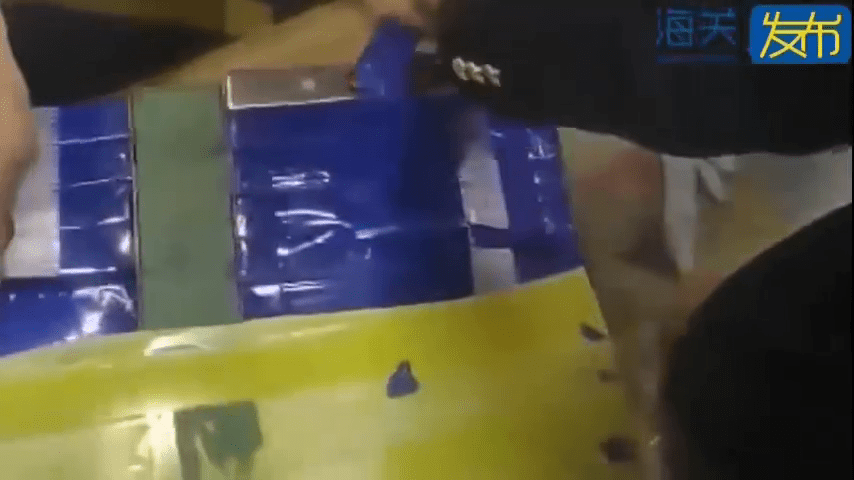 关员在电池箱内搜出一批以蓝色胶膜包裹的怀疑银粒。