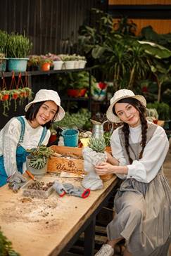 以「閨密派對」為主題的短片找來香港女子組合Super Girls成員陳穎欣(Yanny)及網絡女神林婷出演。
