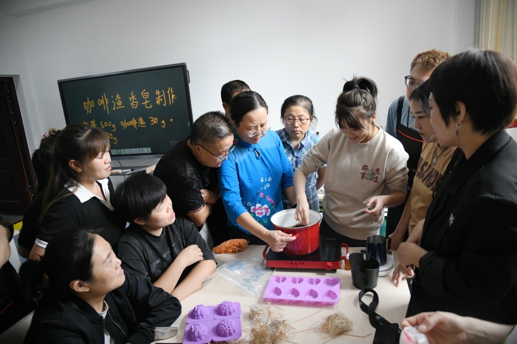 陜西省一班残疾人士学用咖啡制造香皂。新华社
