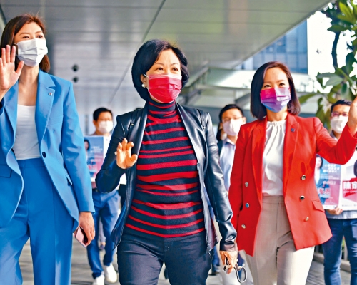 ■容海恩(左)和陳家珮(右)競逐選委會界別議席,獲葉劉淑儀(中)支持。