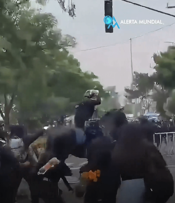 2026世界盃開幕戰揭幕後,阿茲特克體育場外屢見警民衝突。Antifa_Ultras@X/DudekPL4@X 2026世界盃開幕戰揭幕後,阿茲特克體育場外屢見警民衝突。Antifa_Ultras@X/DudekPL4@X