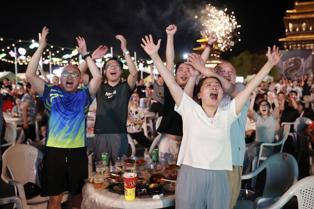 內地省市組織城市足球聯賽大受歡迎。新華社