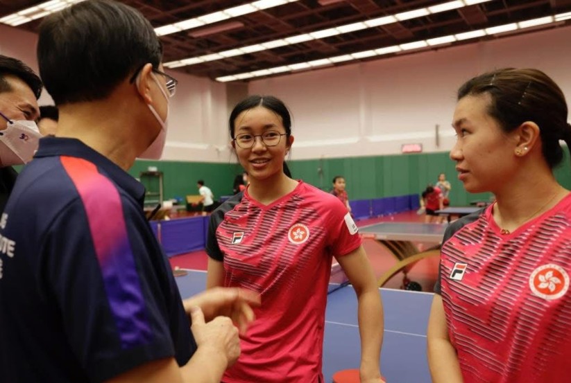 吳詠琳(右二)在今屆亞運吳詠琳與杜凱琹奪得乒乓球女雙銅牌。圖為當年李家超在2022年到訪體育學院,並勉勵有潛質的年輕運動員。 吳詠琳(右二)在今屆亞運吳詠琳與杜凱琹奪得乒乓球女雙銅牌。圖為當年李家超在2022年到訪體育學院,並勉勵有潛質的年輕運動員。