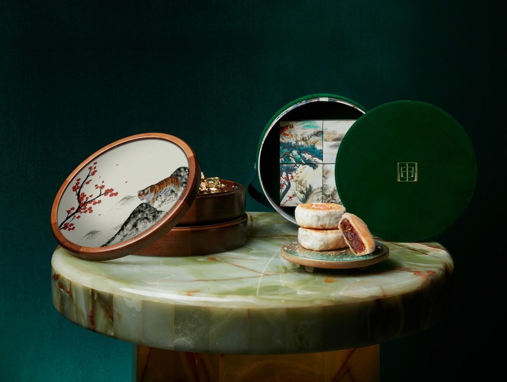 尝申汇行政总厨陈天龙师傅今年以传统苏式月饼作招徕，炮制3款全新限量月饼礼盒套装。