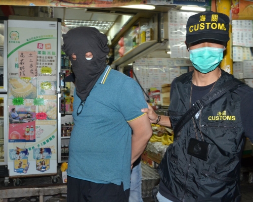 海關拘捕士多男負責人。林思明攝