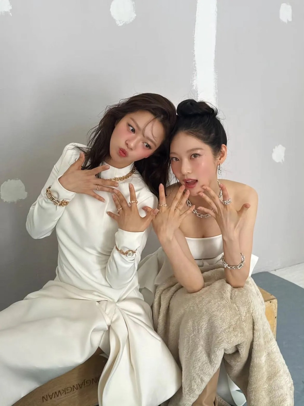 定延（左）簽約胞姊孔升妍的公司VARO娛樂。
