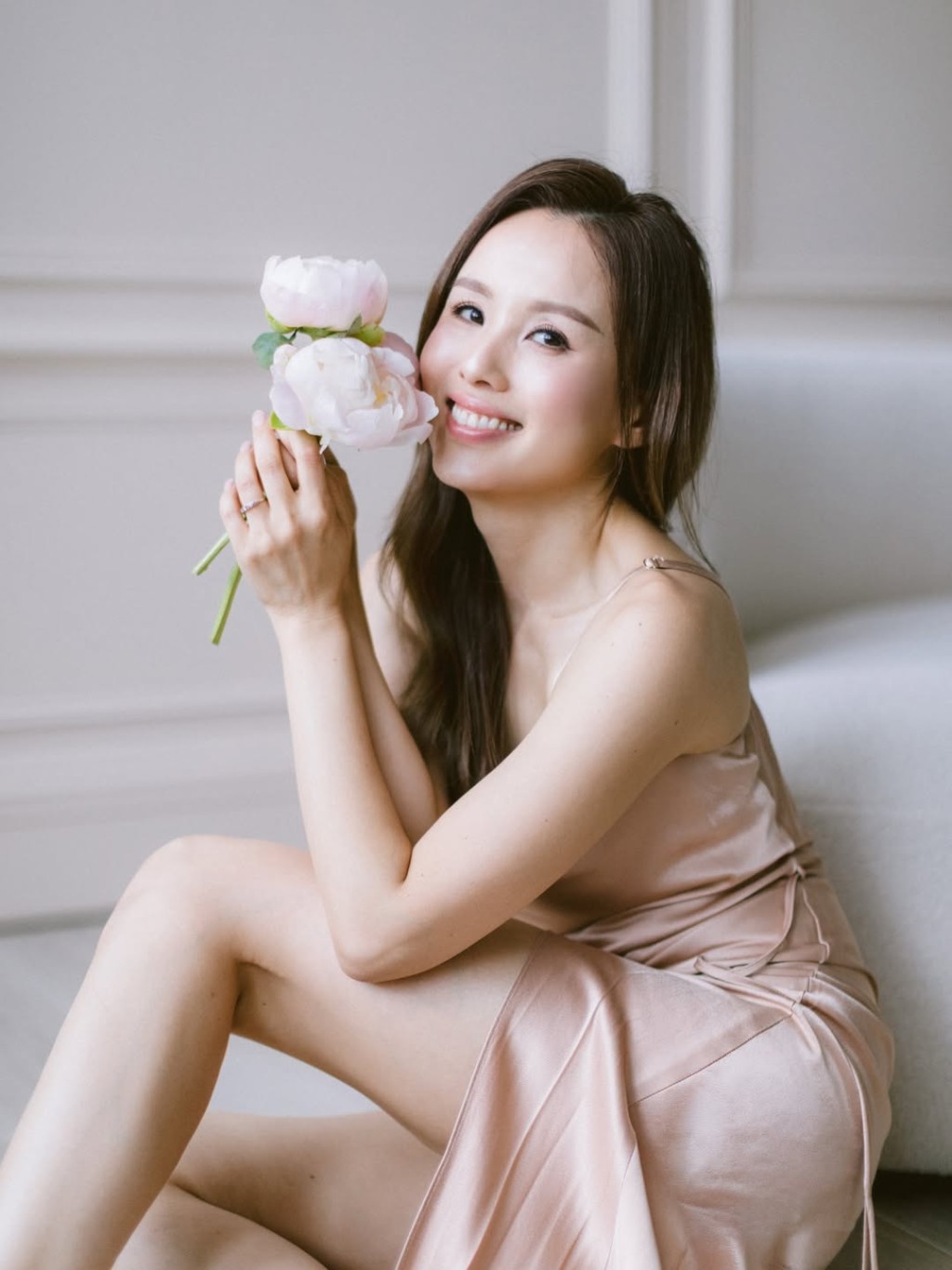 楊洛婷在45歲生日大派福利，以性感的吊帶裙示人。