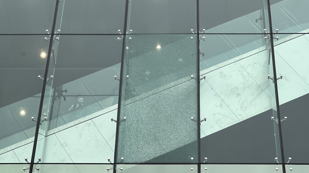 事件中法院大樓一塊玻璃碎裂。