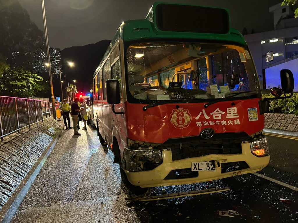 小巴的車頭凹陷,嚴重損毀。曾志恒攝 小巴的車頭凹陷,嚴重損毀。曾志恒攝