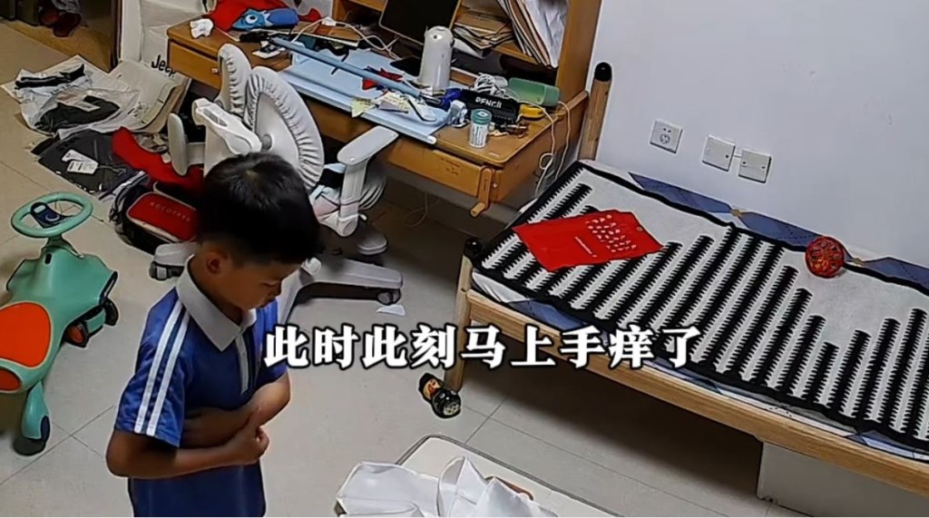 “虫虫”好奇打开灭火毯，致全身刺满玻璃纤维，又痕又痛。抖音