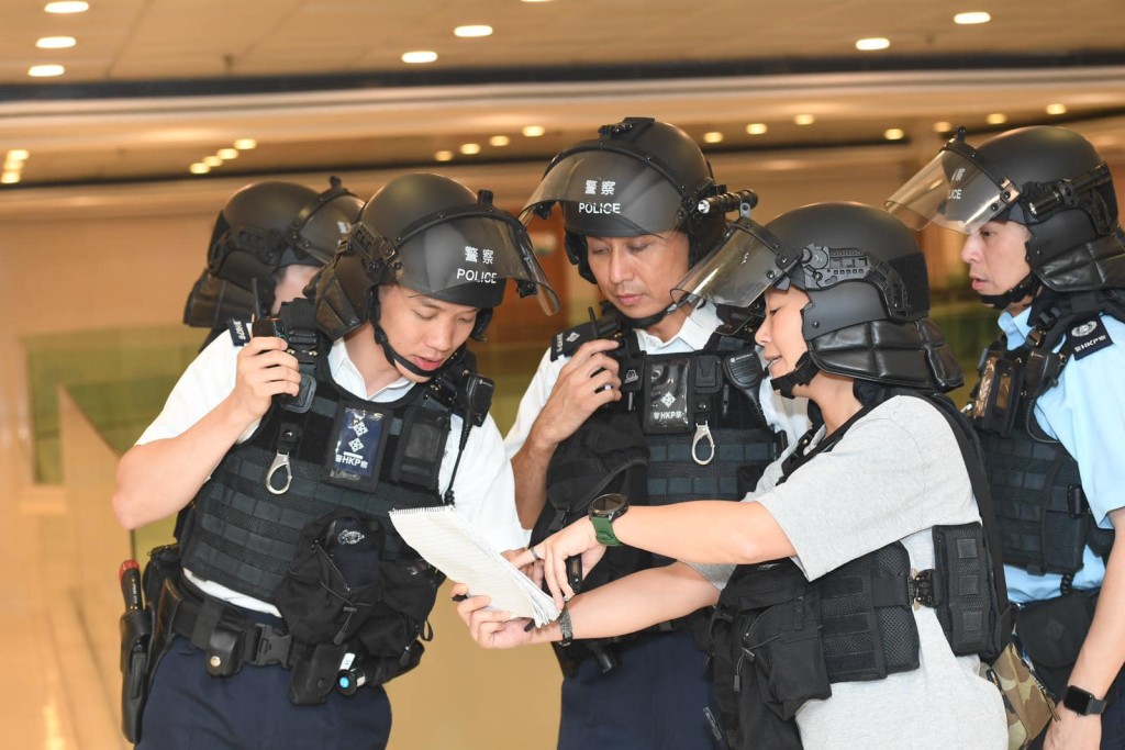 警員全副裝備參與演習。警方圖片