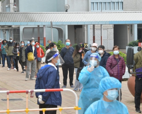 大批居民排隊等採樣。