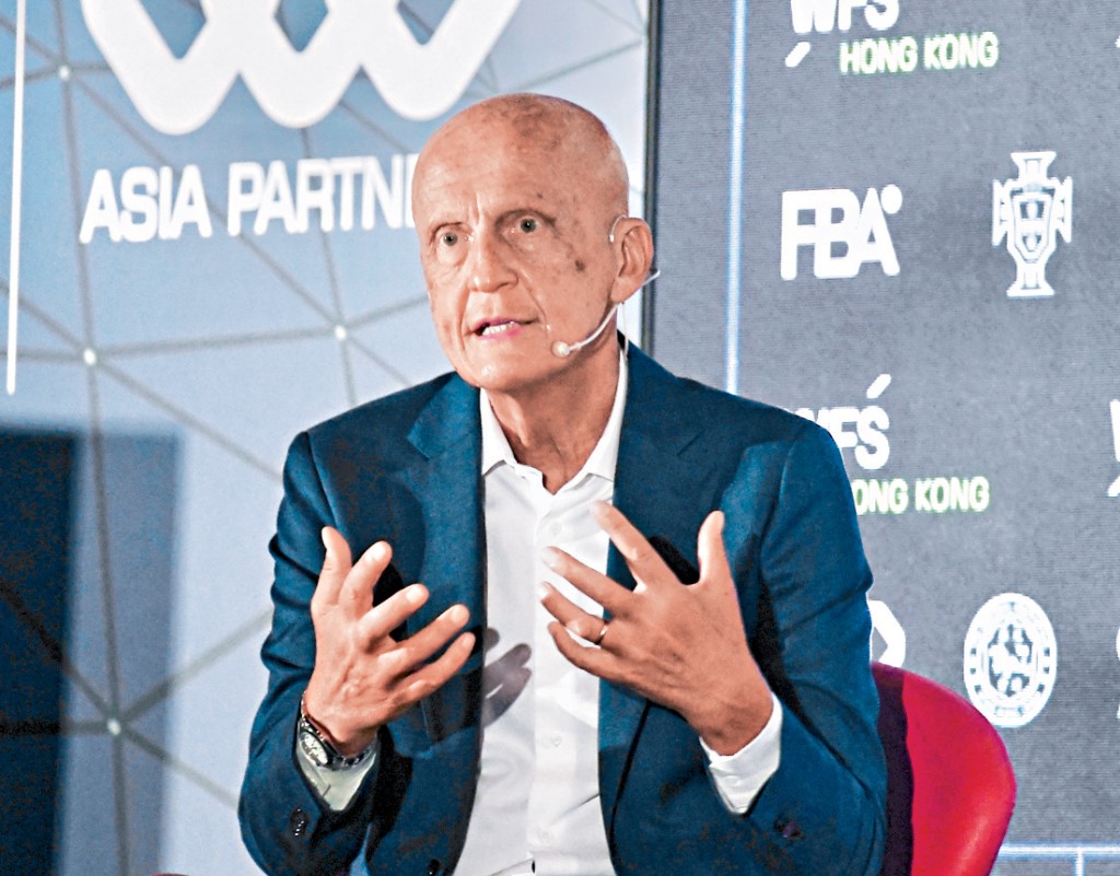 著名球證、現任國際足協(FIFA)裁判委員會主席哥連拿(Pierluigi Collina)認為「VAR」能減少重大錯判。