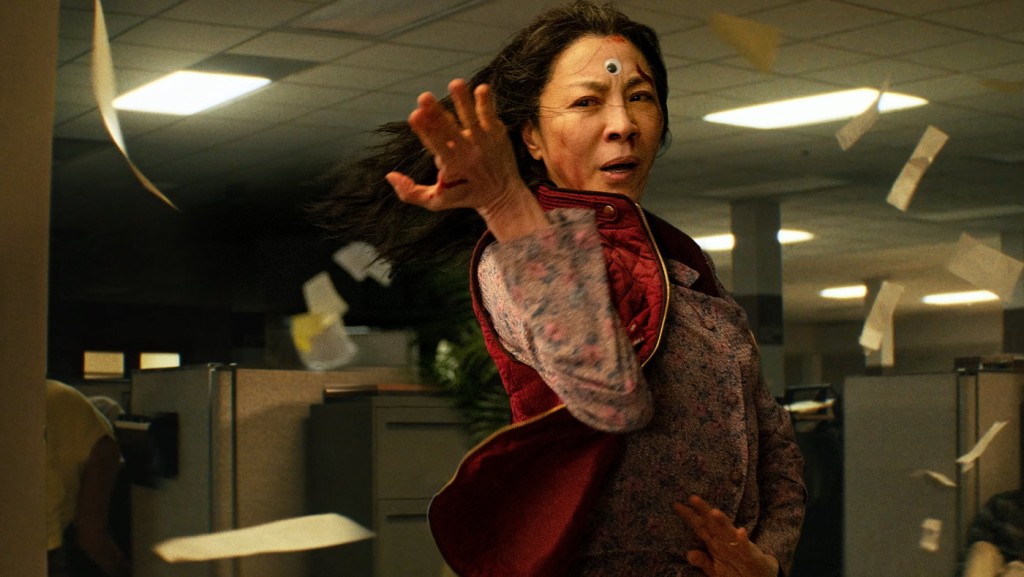 杨紫琼在《奇异女侠玩救宇宙》演活多元宇宙不同角色，更成为奥斯卡影后。