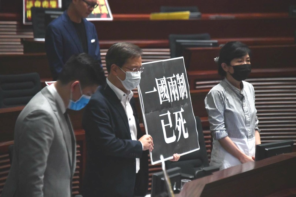 有民主派議員抗議。