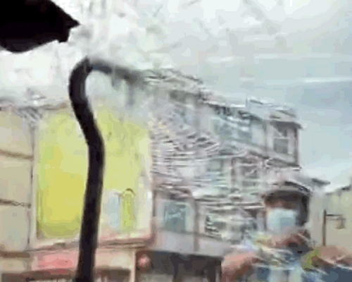 雲南一名女子載家人行駛高速公路時，突然有一根約60厘米長的鋼筋刺進副駕駛座擋風玻璃。影片截圖
