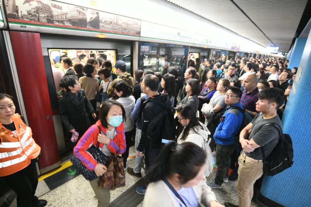 全港中小學停課今復課,有網民重啟「黎明行動」,早上交通混亂。