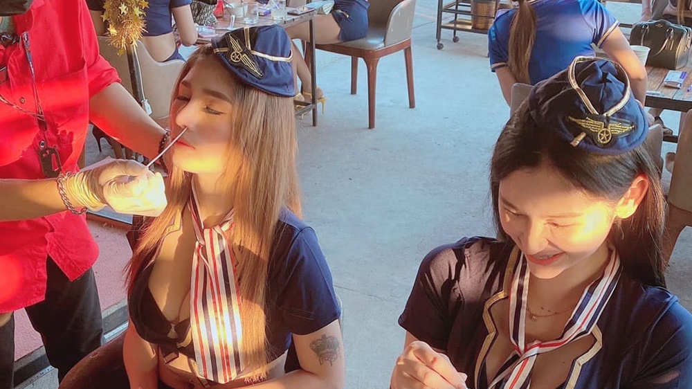 女侍應們穿着Deep V制服接受檢測。互聯網圖片