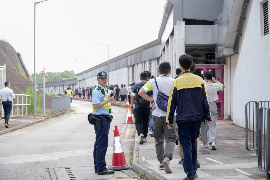 模擬事故發生後，警方採取人群管理的情況。政府新聞處