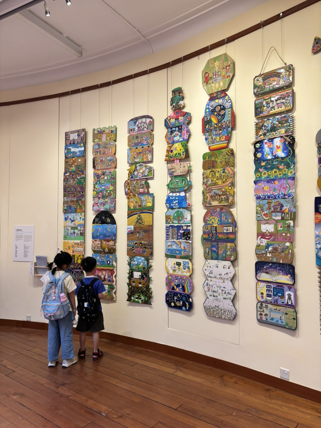 展覽同時展出「100 層樓的學校」全港幼 小創意設計比賽的99幅優勝作品,以及岩井俊雄為比賽創作的第一百層樓畫作。(圖片來源:《親子王》) 展覽同時展出「100 層樓的學校」全港幼 小創意設計比賽的99幅優勝作品,以及岩井俊雄為比賽創作的第一百層樓畫作。(圖片來源:《親子王》)