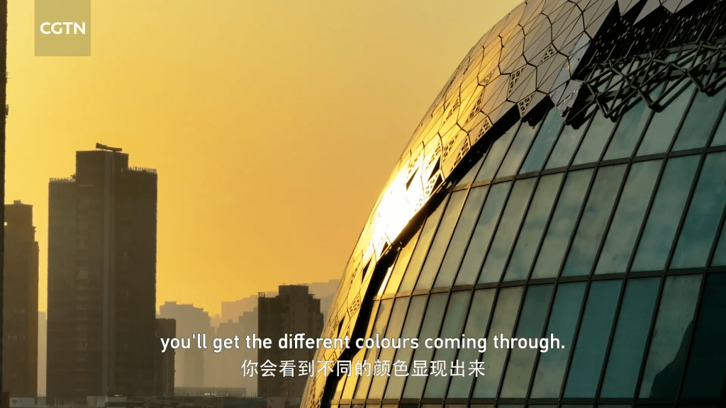 他形容,色彩變化「微妙又個性化」,如同彩虹般,每個人看到的效果都不一樣。 他形容,色彩變化「微妙又個性化」,如同彩虹般,每個人看到的效果都不一樣。