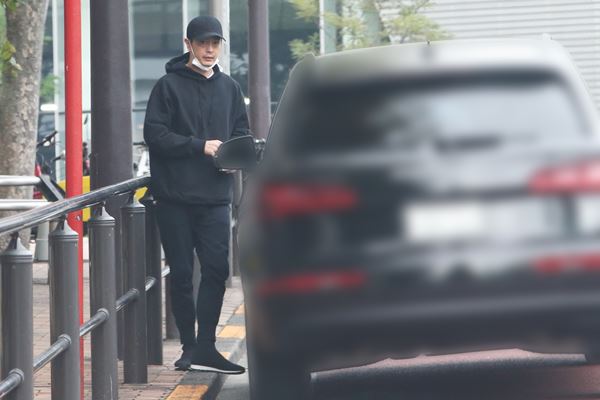 除下口罩的中林黑眼圈好深。