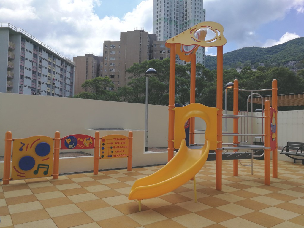 屋邨平台設有休憩花園、兒童遊樂場和成人及長者健身設施。 房委會圖片