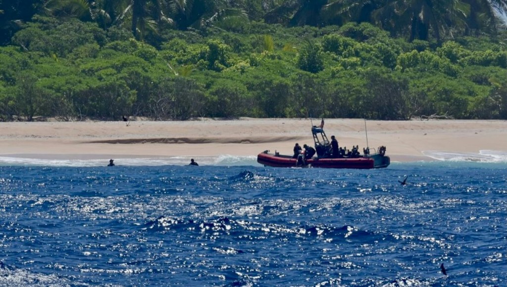 受困3人幸运获救。美国海岸防卫队图片