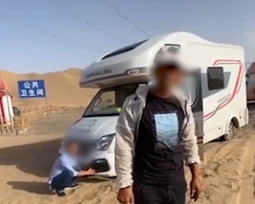 有男子阻撓其他人免費幫忙將車拖出。網圖