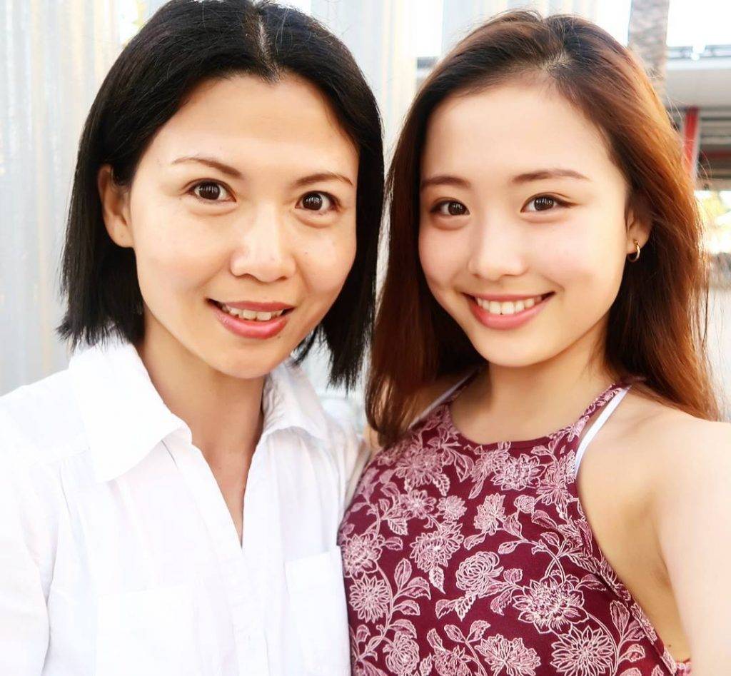 在香港出世的马晓晴，父母都是香港人，3岁时因为爸爸工作的关系随父母移居到北京。
