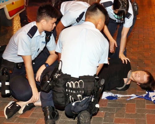 47歲女事主情緒激動並不合作，警員將她按地制服。