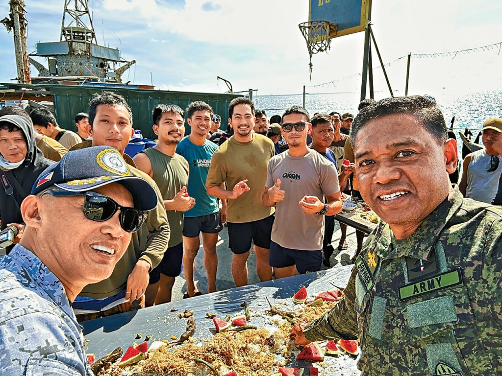菲律宾总参谋长小布劳纳（右）登仁爱礁「坐滩」军舰，与海军人员共进晚餐。