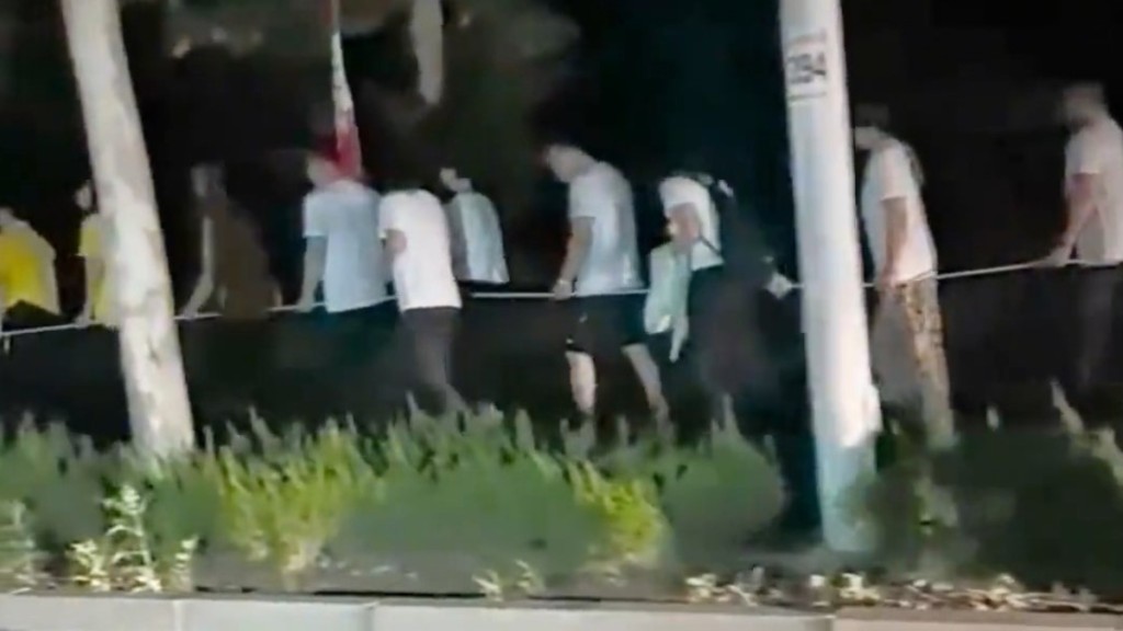 網傳山東有蒙眼神秘人深夜於景區詭異列隊行走。