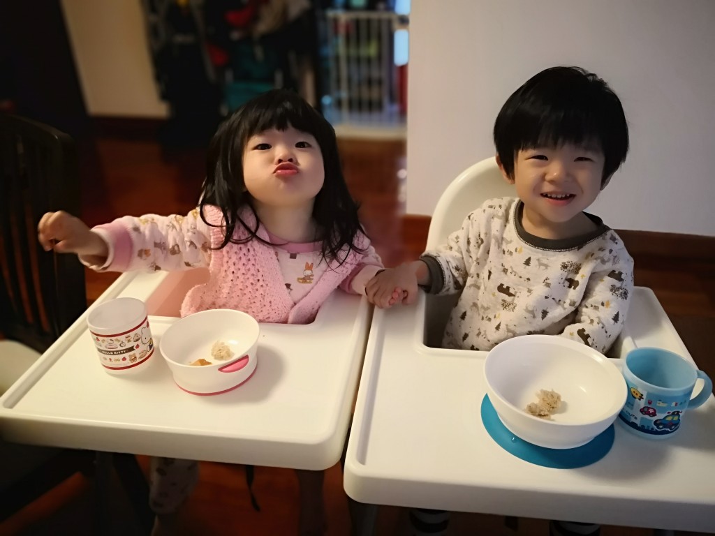 孖寶約兩歲多開始懂得自行吃飯。 孖寶約兩歲多開始懂得自行吃飯。