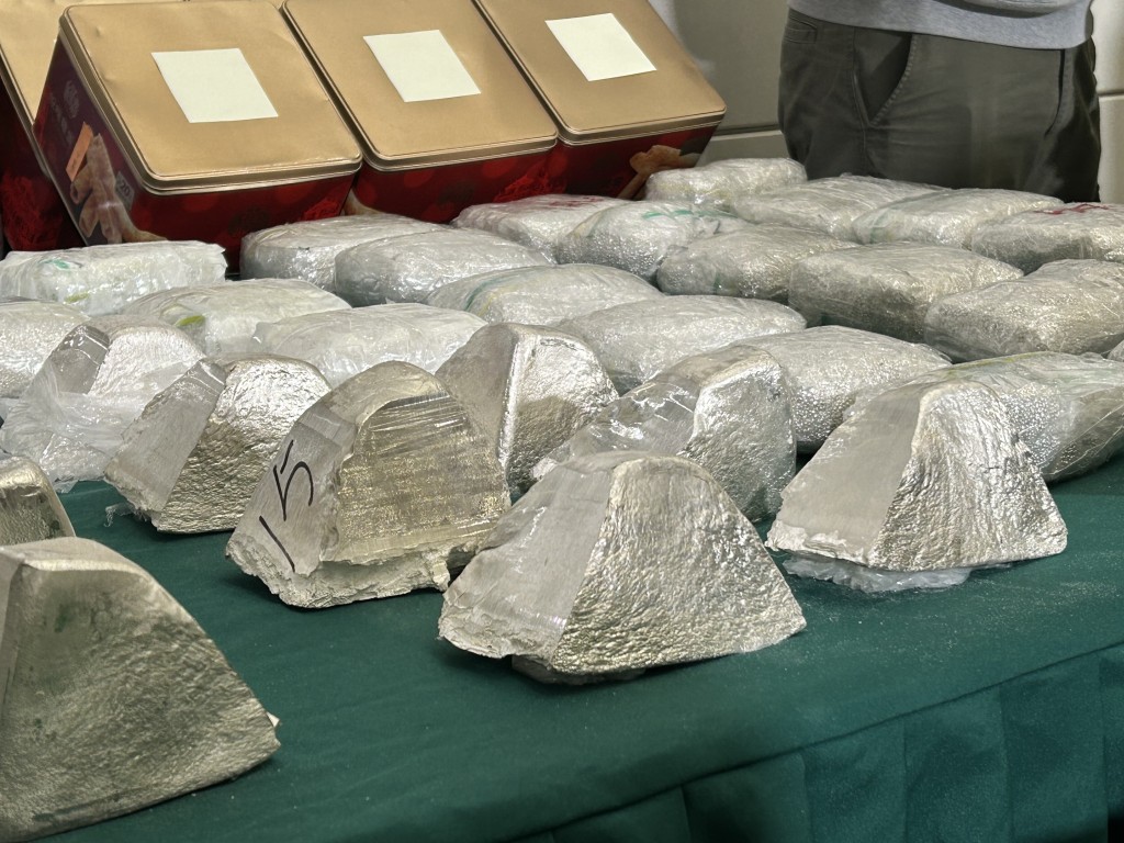 海關檢獲的219公斤白銀,市值約610萬元。 海關檢獲的219公斤白銀,市值約610萬元。