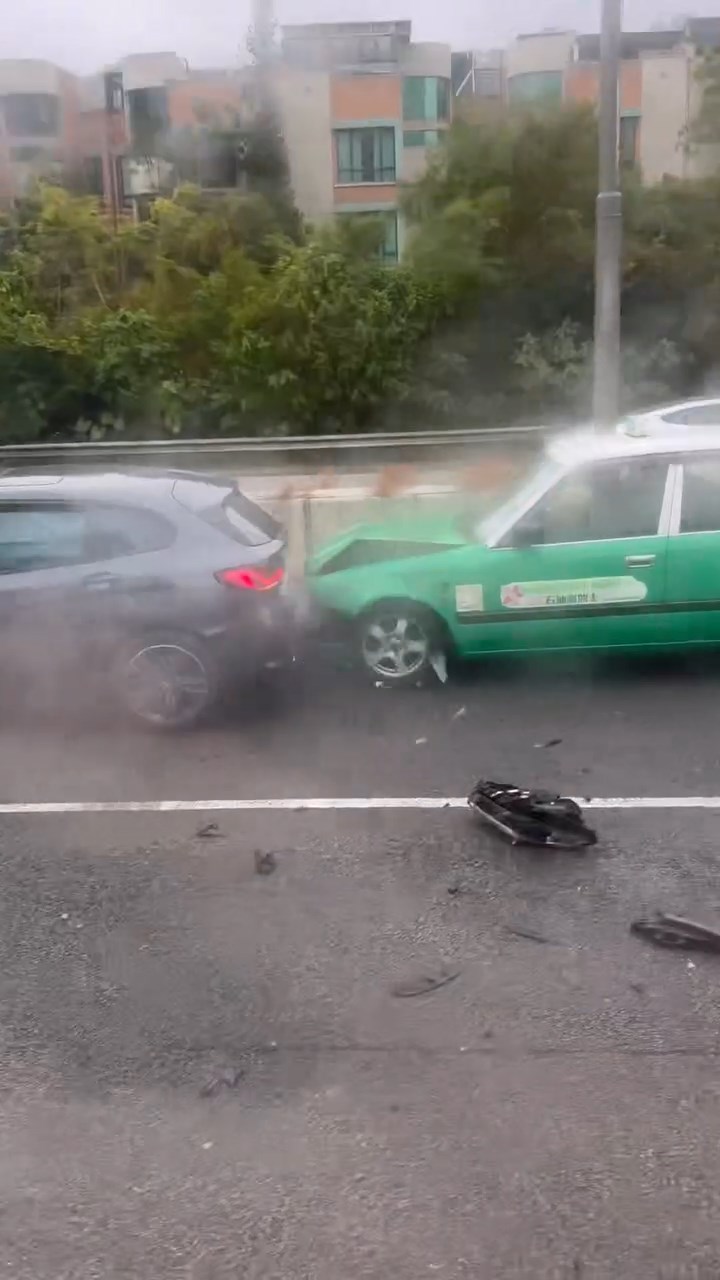 一輛新界的士疑收掣不及高速駛至,直撞私家車車尾。網上片段截圖 一輛新界的士疑收掣不及高速駛至,直撞私家車車尾。網上片段截圖