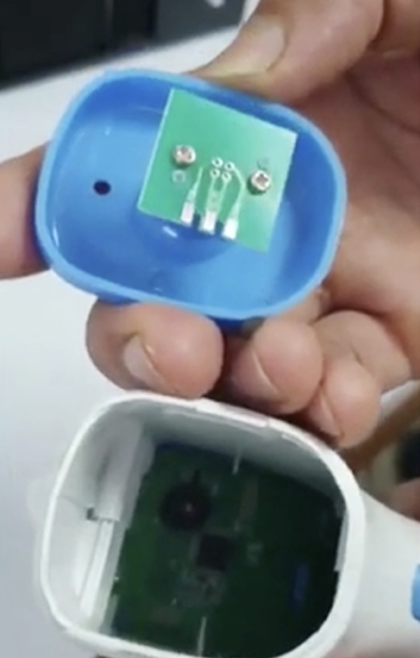 拆開一看裡面是空心只有兩塊電路板。fb
