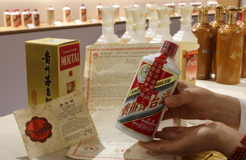 茅台正在弱化奢侈品標籤,或影響其酒價。中新社 茅台正在弱化奢侈品標籤,或影響其酒價。中新社