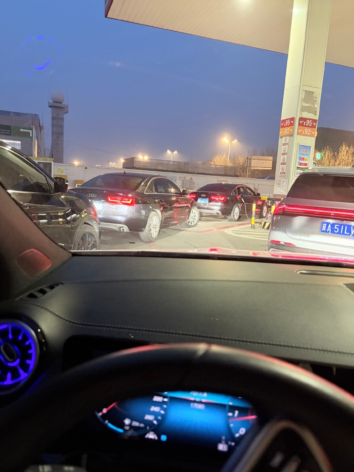 网民在社交平台发布入油大排长龙的照片。 微博 网民在社交平台发布入油大排长龙的照片。 微博