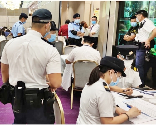 警方聯同食環衛署巡查西菁街及康景街多間食肆，提醒遵守防疫規例。
