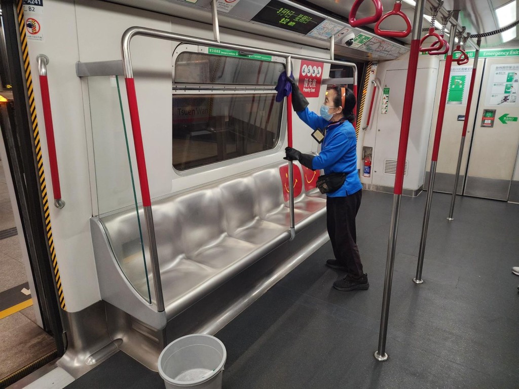 港鐵亦安排人員加強清潔列車最尾一卡。 港鐵亦安排人員加強清潔列車最尾一卡。