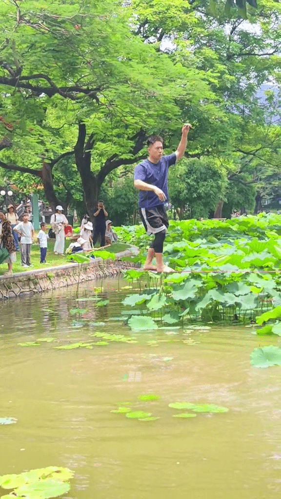 洪湖公園荷花賞引入「水上扁擔」，國內頂級水上特技首度亮相深圳。 抖音