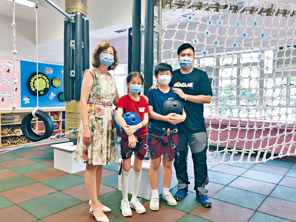 李玉枝（左一）冀學生親身實踐歷奇考驗，從中培養正向品格及永不言敗的精神。