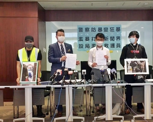 網媒女記者(左)稱被警用膝壓頸致呼吸困難,一度昏迷。