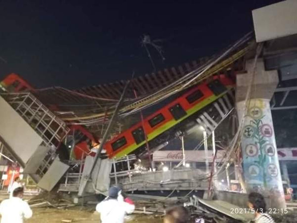 墨西哥城高架橋坍塌，列車墮地斷成兩截。網上圖片