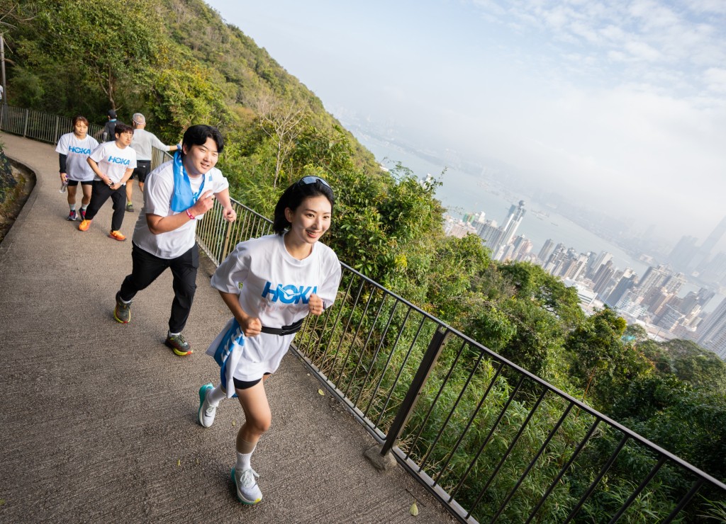 一眾參加者在太平山頂進行晨跑。旅發局提供